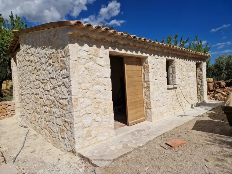Pose de pierres de parement et jointoiement en enduit à la chaux finition brossée métallique sur façade à Saint-Tropez, Draguignan, LE FAÇADIER DE PACA