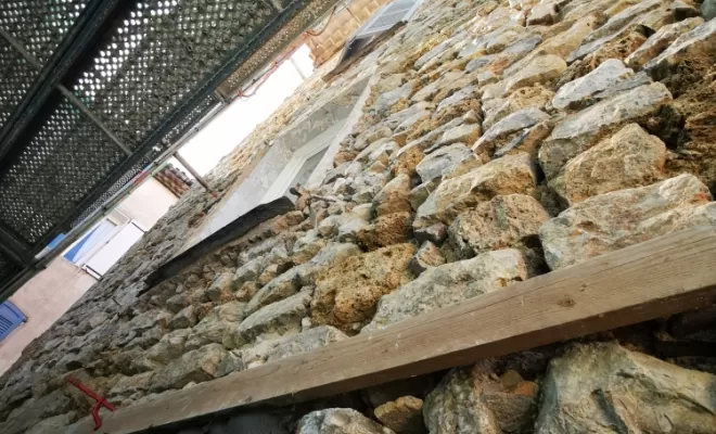 Jointoiement de pierre d'une façade à Trans, Draguignan, LE FAÇADIER DE PACA