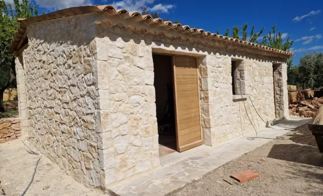 Pose de pierres de parement et jointoiement en enduit à la chaux finition brossée métallique sur façade à Saint-Tropez, Draguignan, LE FAÇADIER DE PACA