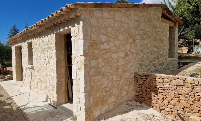Pose de pierres de parement et jointoiement en enduit à la chaux finition brossée métallique sur façade à Saint-Tropez, Draguignan, LE FAÇADIER DE PACA